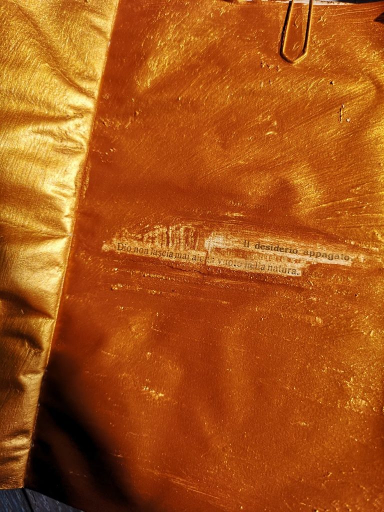 Mya Lurgo, Il divino stimolatore aleggia ovunque, testo antico dipinto, acrilico, tela, matite, stilografica. Chiuso: 12x19x3 cm, aperto: 24x19x3 cm. Aranno, 2019